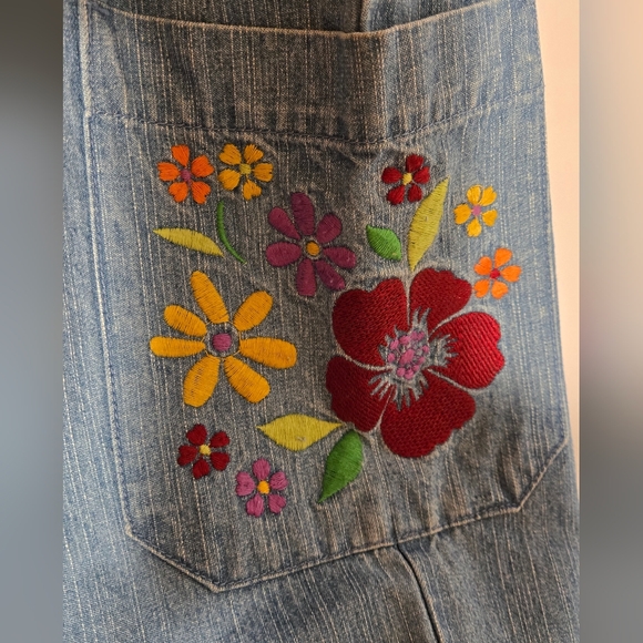 🌸 NWT Light Blue Wide Leg Cargo Capri Jeans with Embroidery - Picture 2 of 5